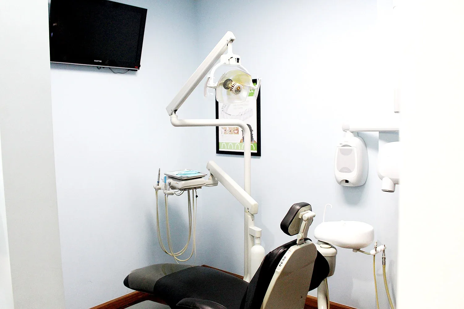 Treatment room with dental chair and light